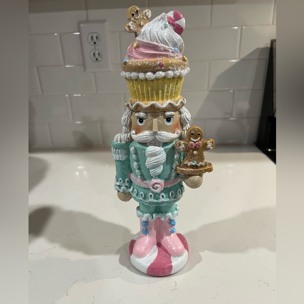 New pastel nutcracker - Picture 2 of 3